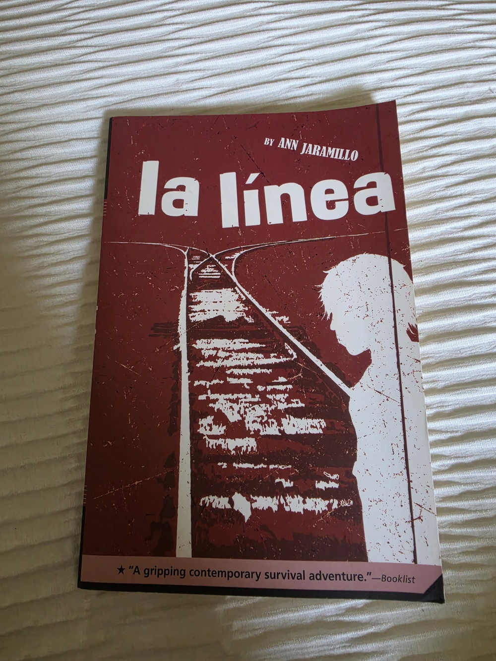 la línea paperback book - red and white cover